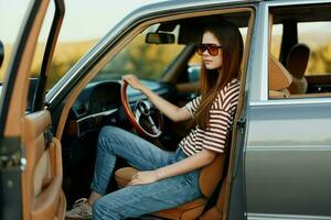 ein Frau Treiber im Sonnenbrille gestoppt das Auto auf das Straße im ein pktkshestvie und ist ruhen suchen beim ein schön Aussicht foto