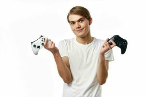 Mann im Weiß T-Shirt mit Joysticks im Hände spielen Unterhaltung Technologie foto