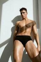attraktiv Männer mit nackt muskulös Körper im dunkel Höschen Unterseite Aussicht foto