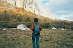 Frau im Herbst im das Wald im Natur im das Blau Himmel Berge Landschaft foto