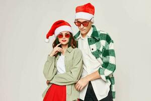 Mann und Frau Umarmungen Luxus Sonnenbrille Neu Jahr Spaß foto