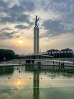 Antenne Aussicht von Westen irian Befreiung Monument im Innenstadt Jakarta mit Jakarta Stadtbild. Jakarta, Indonesien, August 29, 2022 foto