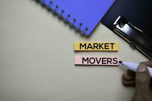 Markt Mover Text auf klebrig Anmerkungen mit Büro Schreibtisch Konzept foto