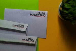 Email Marketing auf Post Karte isoliert auf Büro Schreibtisch Hintergrund foto