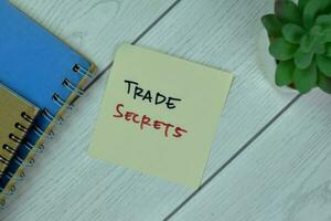 Konzept von Handel Geheimnisse schreiben auf ein Buch isoliert auf hölzern Tisch. foto