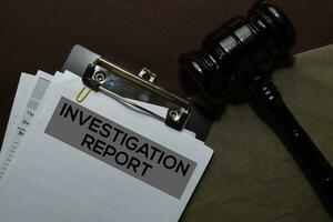 Ermittlung Bericht dokumentieren bilden und schwarz Richter Hammer auf Büro Schreibtisch. Gesetz Konzept foto