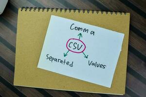 Konzept von csv - - Komma getrennt Werte schreiben auf klebrig Anmerkungen isoliert auf hölzern Tisch. foto