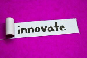 innovieren Text, Inspiration, Motivation und Geschäft Konzept auf lila zerrissen Papier foto