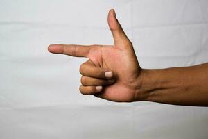 schließen oben asiatisch Mann zeigt an Hand Gesten es meint nichts isoliert auf Weiß Hintergrund foto