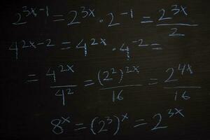 schließen oben Mathematik Formeln geschrieben auf ein Tafel. Bildung Konzept foto