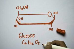 Glucose Molekül geschrieben auf das Weiß Tafel. strukturell chemisch Formel. Bildung Konzept foto