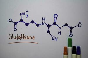 Glutathion. wichtig im Pflanzen und Tiere Molekül schreiben auf das Weiß Tafel. strukturell chemisch Formel. Bildung Konzept foto
