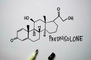 Prednisolon Molekül geschrieben auf das Weiß Tafel. strukturell chemisch Formel. Bildung Konzept foto