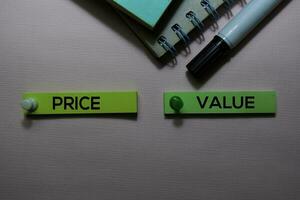 Preis vs. Wert Text auf klebrig Anmerkungen isoliert auf Büro Schreibtisch foto