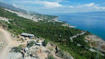 Antenne Aussicht von extrahieren und Transport von Felsen im ein Schiefer Steinbruch. zentral Sulawesi, Indonesien, März 3, 2022 foto