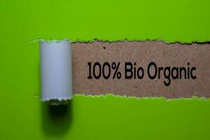 bio organisch schreiben auf Grün zerrissen Papier foto