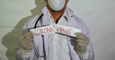 ein Arzt trägt ein Gesundheit Maske und ein Sack Papier Corona Virus isoliert auf Weiß Hintergrund. foto