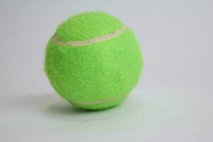 schließen oben Tennis Ball isoliert auf Weiß Hintergrund foto
