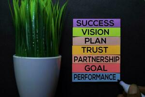Erfolg, Vision, planen, Vertrauen, Partnerschaft, Ziel, Performance Text auf klebrig Anmerkungen isoliert auf schwarz Schreibtisch. Mechanismus Strategie Konzept foto