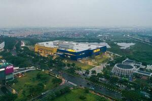 Antenne Aussicht von Neu Ikea Geschäft Jakarta Garten Stadt, Äon ist ein größten Einzelhändler von montagefertig oder Flachgehäuse Möbel mit Lärm Wolke. Jakarta, Januar 23, 2023 foto