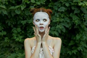 Frau Anti-Falten Maske ,berühren Ihre Gesicht mit Ihre Hände und aussehen foto