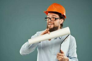 emotional Mann tragen Brille Orange Helm Sicherheit Blaupausen im Hände Fachmann Arbeit foto