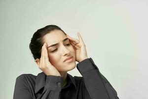 Frau im schwarz Hemd Migräne Stress Negativ isoliert Hintergrund foto
