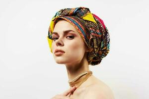 ziemlich Frau mehrfarbig Turban Mode ethnische Zugehörigkeit foto