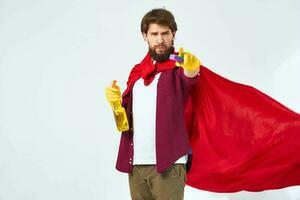 Mann im rot Regenjacke tragen Gummi Handschuhe Fachmann Hilfe um das Haus Reinigung foto