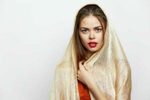 ein Frau mit ein Schal rot Lippen Religion Modell- bilden foto