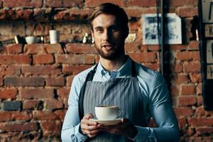 männlich Bedienung Bedienung ein Tasse von Kaffee Bestellung Fachmann foto