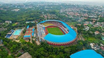 Antenne Aussicht von das schön Landschaft von jatidiri Stadion. mit Semarang Stadtbild Hintergrund. Semarang, Indonesien, Dezember 6, 2021 foto