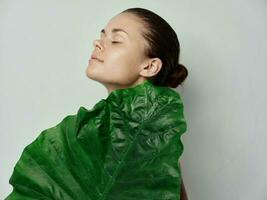 Frau sauber Haut Kosmetologie Grün Palme Blatt geschlossen Augen foto