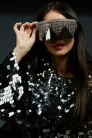 Brünette Glanz posieren glänzend Jacke Luxus grau Hintergrund foto
