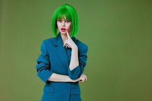 schön modisch Mädchen tragen ein Grün Perücke Blau Jacke posieren Studio Modell- unverändert foto