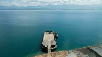 Antenne Aussicht von extrahieren und Transport von Felsen im ein Schiefer Steinbruch. zentral Sulawesi, Indonesien, März 3, 2022 foto