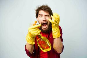 Mann tragen Gummi Handschuhe Waschmittel Hausaufgaben Lebensstil foto