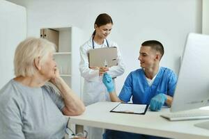 ein Krankenschwester und ein Arzt untersuchen ein geduldig im ein Krankenhaus foto