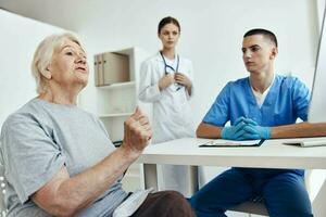 alt Frau beim das Arzt und Krankenschwester Termine Untersuchung foto