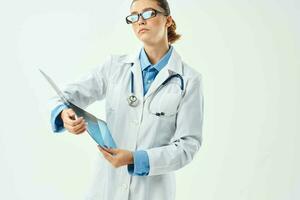 weiblich Arzt im Weiß Mantel Medizin Forschung geduldig Behandlung foto