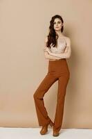 schlank Frau Modell- tragen BH und Hose modisch Stiefel posieren foto