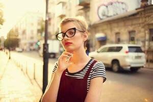 kurz behaart Frau tragen Brille draußen Gehen posieren foto