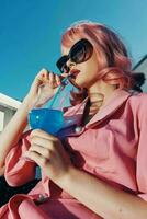 modisch Frau Rosa Haar Sonnenbrille Freizeit Luxus Jahrgang Lebensstil foto
