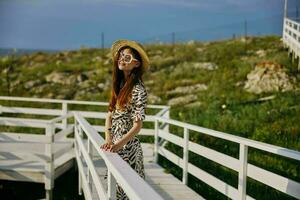 Porträt von ein Frau im Kleid gehen Luxus Tourismus Sommer- Natur foto