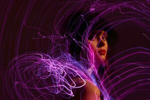 Porträt von ein charmant Dame Neon- Linien posieren Modell- Glanz Farbe Hintergrund unverändert foto