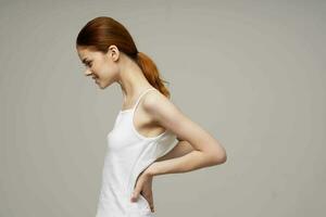 Frau im Weiß T-Shirt Gesundheit Probleme Gelenke Schmerzen Behandlung foto