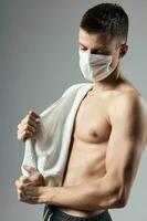 Sport Mann aufgeblasen Torso medizinisch Maske abgeschnitten Aussicht trainieren isoliert Hintergrund foto
