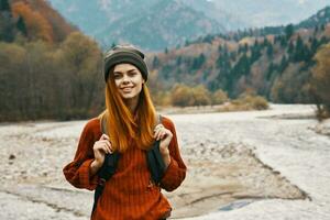 Frau Reisen im das Berge draußen frisch Luft Strand Fluss Landschaft Berge foto