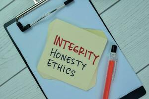 Konzept von Integrität, Ehrlichkeit und Ethik schreiben auf klebrig Anmerkungen isoliert auf hölzern Tisch. foto