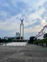 Antenne Aussicht von Westen irian Befreiung Monument im Innenstadt Jakarta mit Jakarta Stadtbild. Jakarta, Indonesien, August 29, 2022 foto